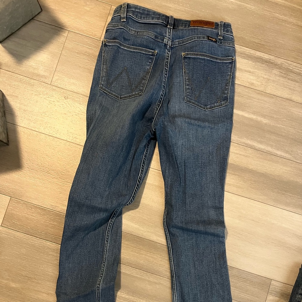 Wrangler high rise skinny jeans. Size 4